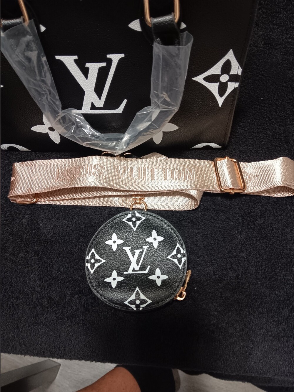 New LV OnTheGo Monogram Tote With Coin Purse & Strap - Picture 2 of 3